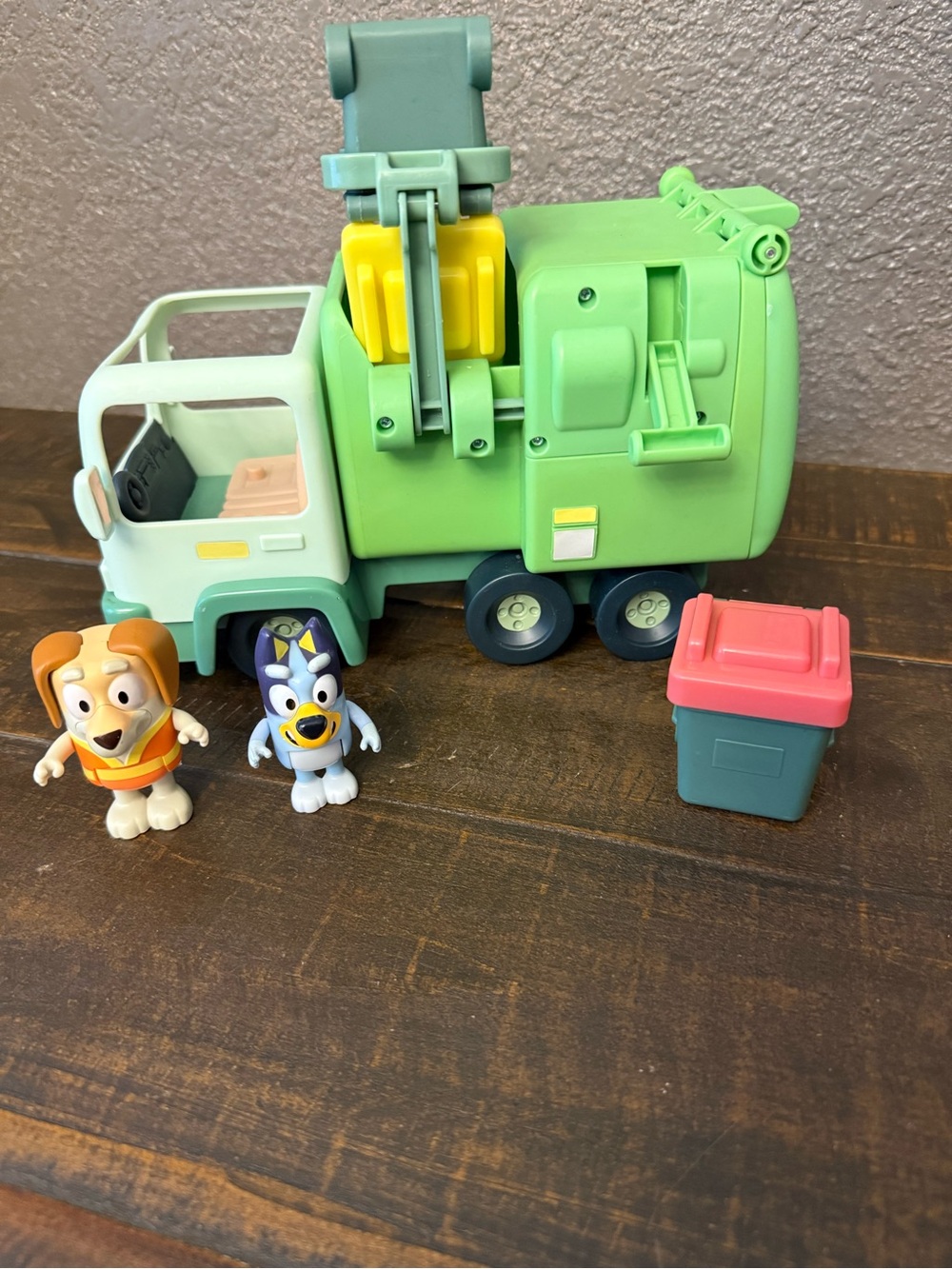 Bluey & The Bin Man Garbage Truck and accessories - Picture 2 of 15